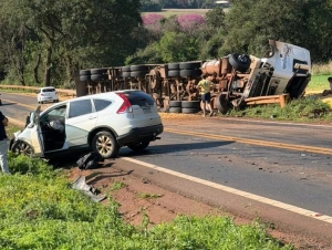 Carreta carregada com milho tomba e atinge SUV entre Marechal e Iguipor&atilde;