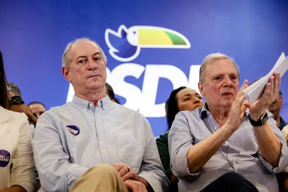 Ao lado de Tasso Jereissati, Ciro Gomes assina ficha de filiação ao PSDB
