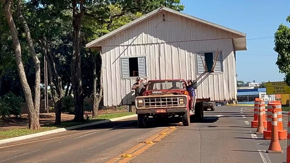 Casa inteira é transportada por caminhão no oeste do Paraná