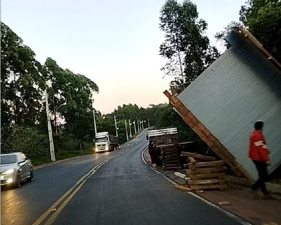 Casa inteira transportada por caminhão cai em rodovia após curva em Chapecó