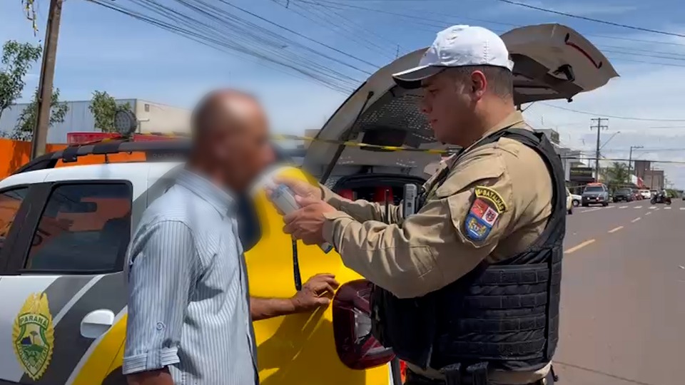 Homem quase bate em viatura da PM com scotter e é preso por embriaguez em Cascavel