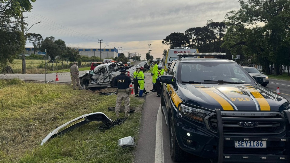 Duas pessoas morrem e criança fica em estado grave após ser ejetada de veículo no Paraná