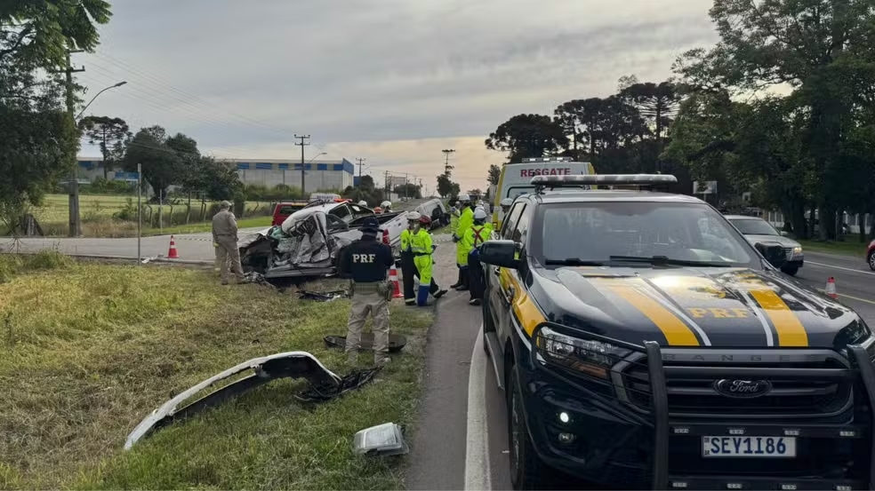 Duas pessoas morrem e criança é resgatada com vida após acidente entre carro e caminhão no Paraná