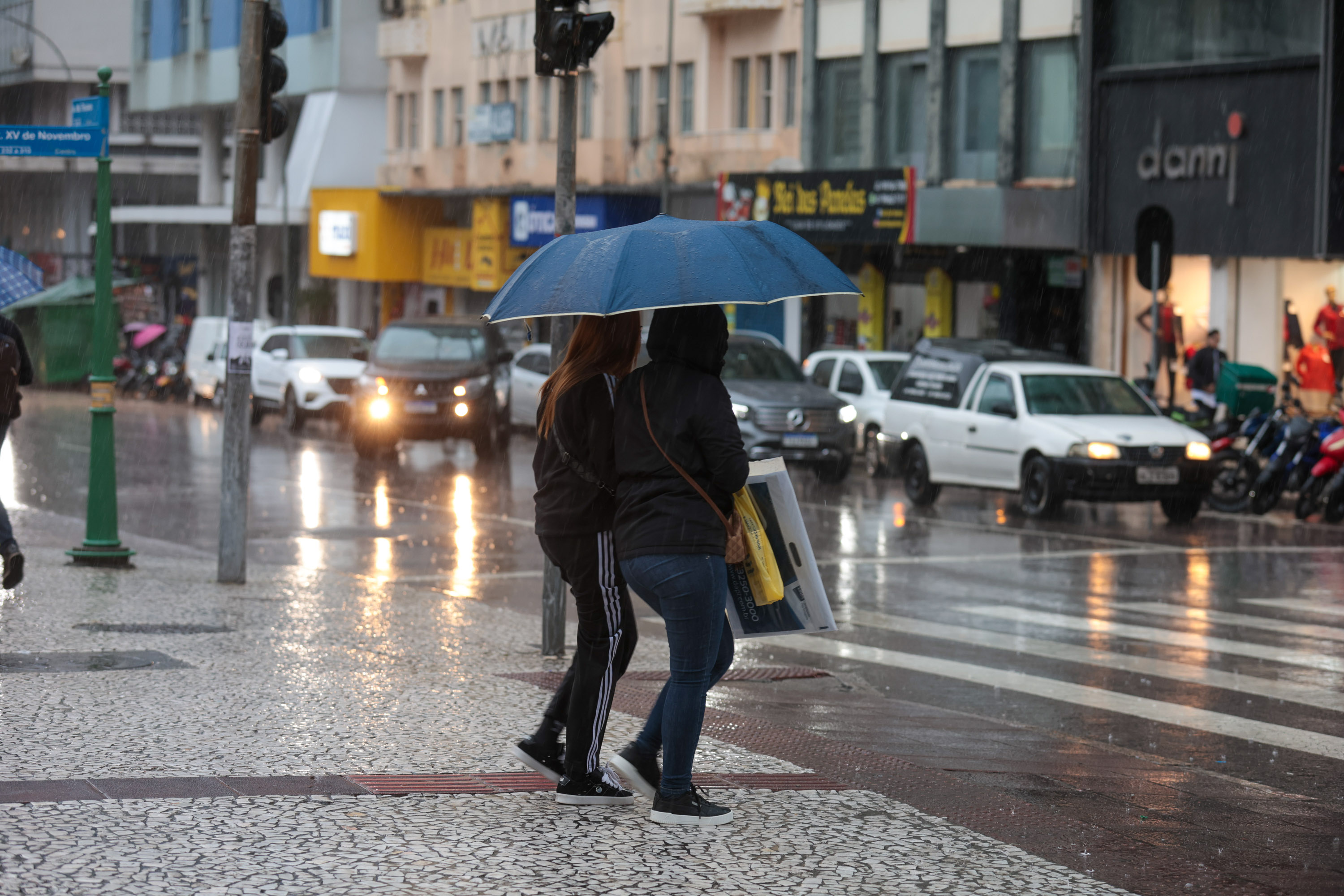 Frente fria e sistema de baixa pressão deixam a semana chuvosa no Paraná