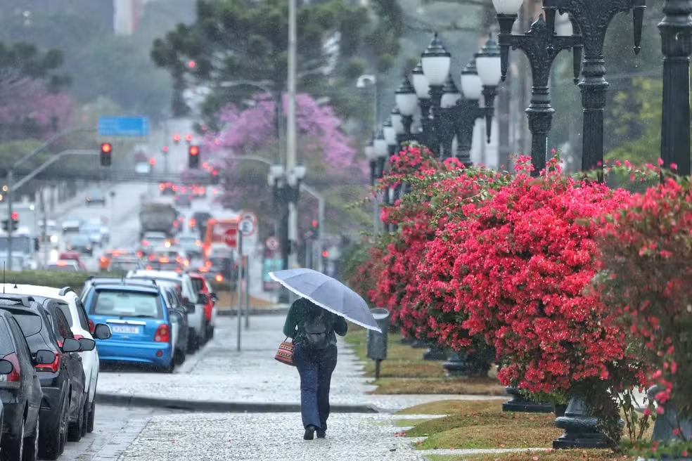 Paraná recebe alerta de chuvas intensas para 318 cidades; veja lista e previsão do tempo