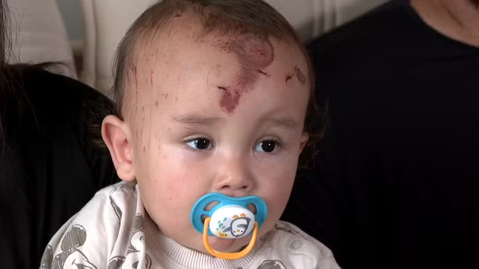 Mulher descobriu pelas redes sociais que pai morreu e filho bebê sobreviveu após ejetado em acidente no Paraná