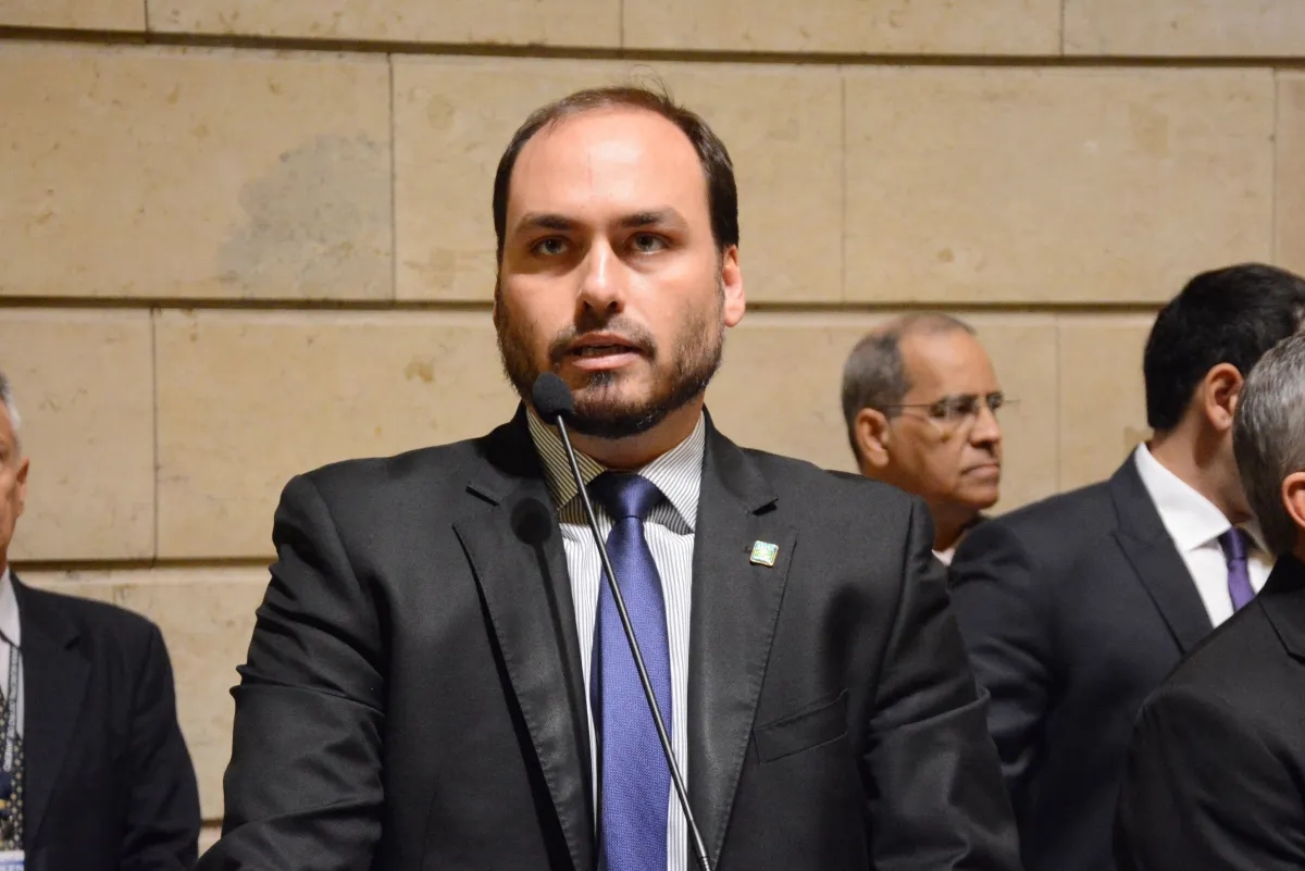 Carlos Bolsonaro anuncia pré-candidatura ao Senado por Santa Catarina