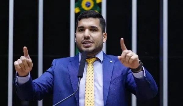 Deputado pede “minuto de aplausos pelos bandidos mortos no Rio