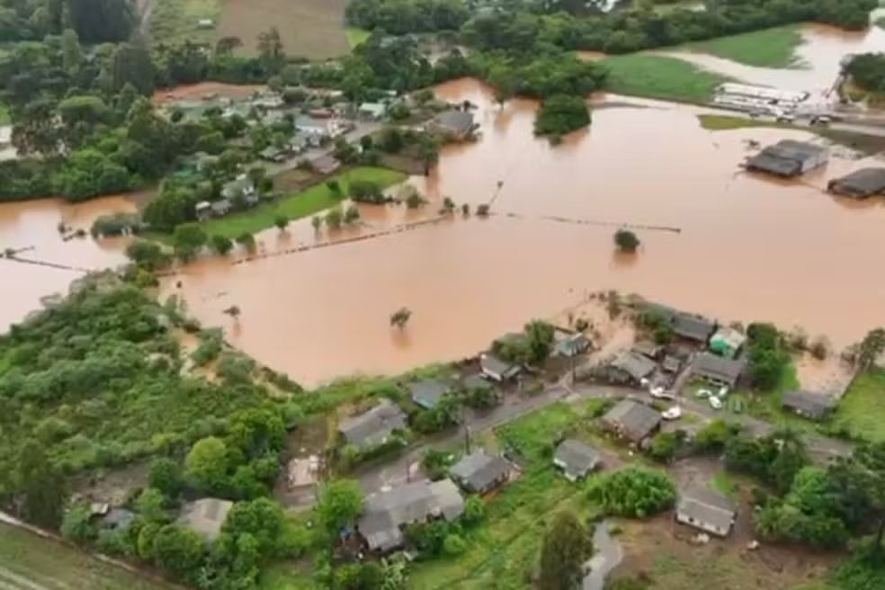 Cidade do Paraná fica ilhada após fortes chuvas e prefeito estima prejuízo em torno de R$ 2 milhões