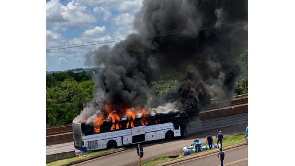 Ônibus de compristas pega fogo na BR-277, em Matelândia