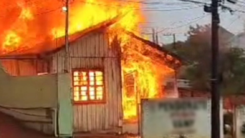 Ex-namorado incendeia casa e é preso por tentativa de feminicídio no PR