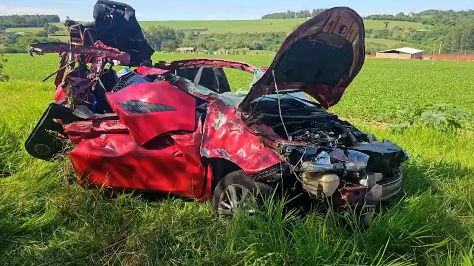 Mulher fica ferida após capotamento na BR-163, em Toledo