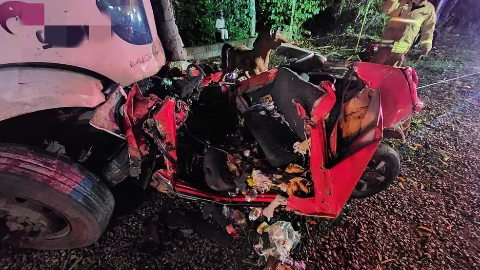 Acidente grave entre carro e caminhão deixa 3 mortos na BR-470, em SC