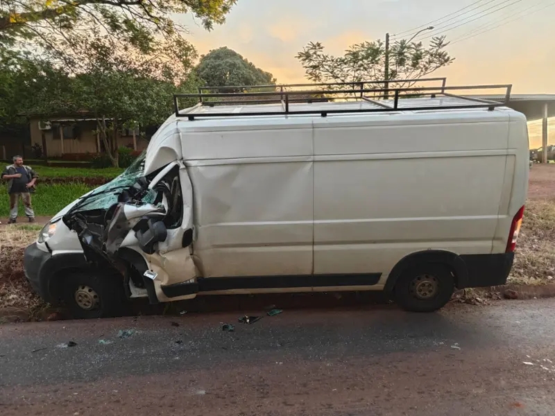 Batida entre caminhão e van deixa um ferido na PR-488, em Vera Cruz do Oeste