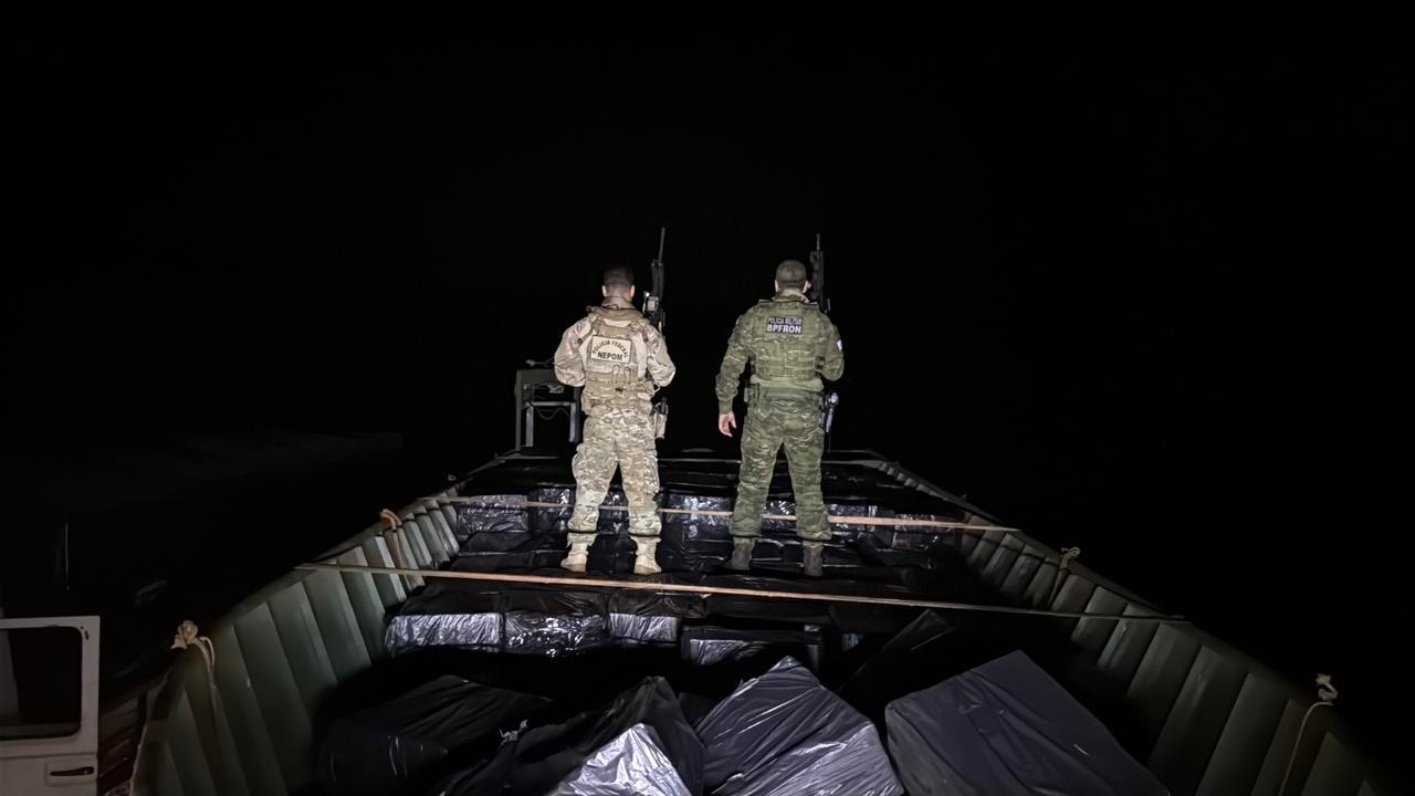 PF e BPFron apreendem embarcação, caminhão e grande carregamento de cigarros em Mercedes