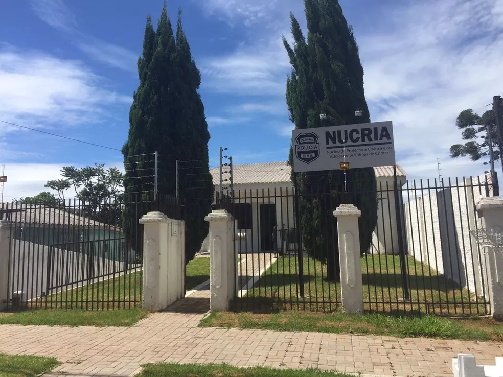 Mãe denuncia sumiço da filha e acaba presa por maus-tratos após polícia encontrar bilhetes com castigos na casa delas, no PR