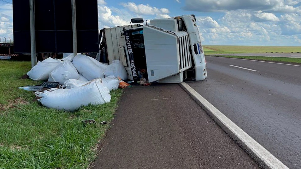 Carreta carregada com esterco tomba na BR-163, em Santa Tereza do Oeste