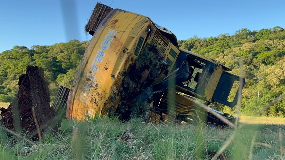 Motorista de caminhão morre em capotamento na PR-573, em Corbélia