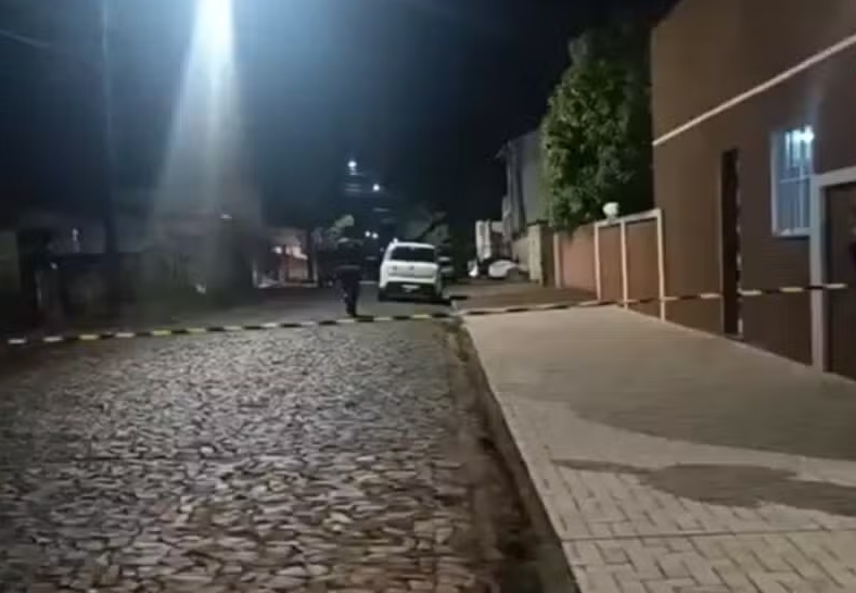 Pai faz filho de 5 anos refém, ameaça matá-lo e morre baleado após tentar fugir da polícia no Paraná, diz PM