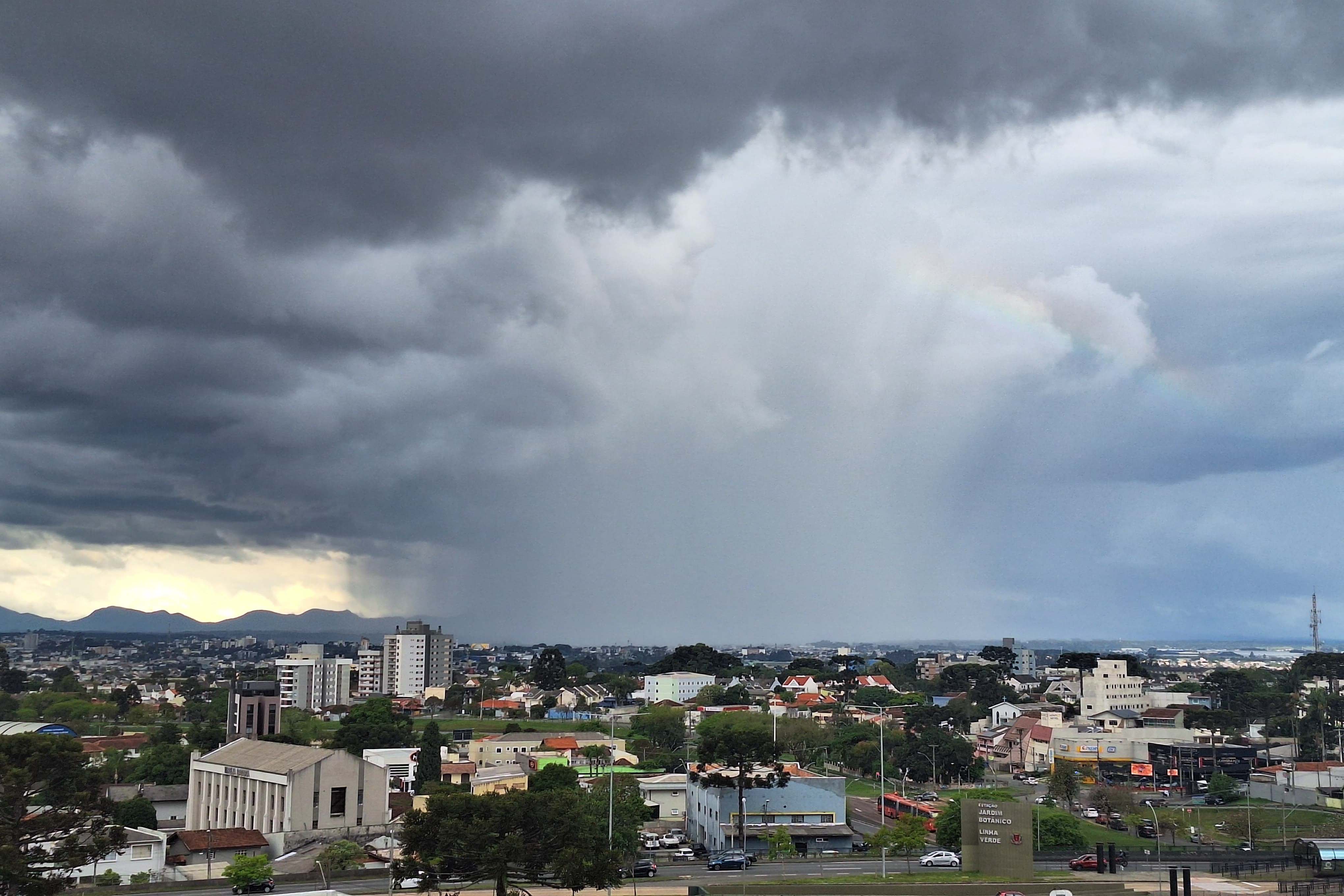 Tornados, supercélulas ou microexplosões: Simepar explica fenômenos na primavera