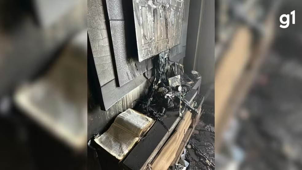 Bíblia é encontrada quase intacta após incêndio atingir apartamento no RS