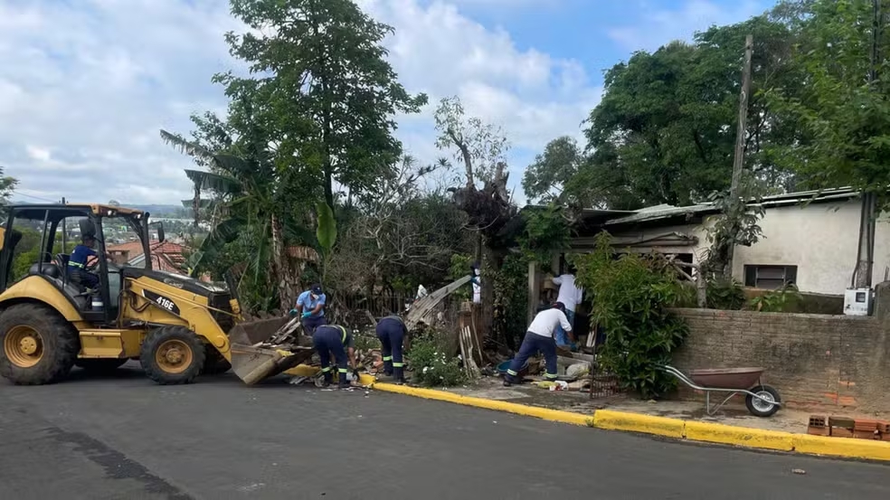 Presa acha e devolve R$ 8 mil no PR durante trabalho que usa mão de obra de detentos para serviços públicos
