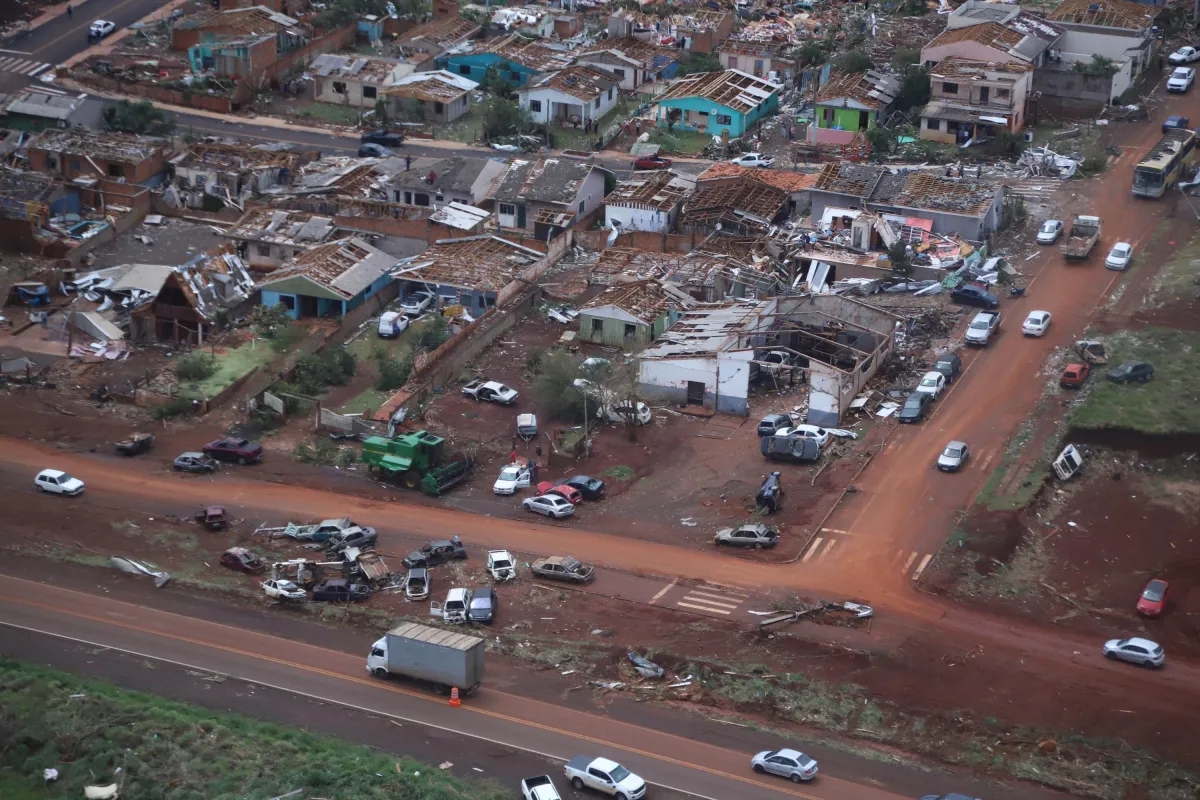 Vítimas de tornado no PR podem antecipar benefícios do INSS, diz ministério