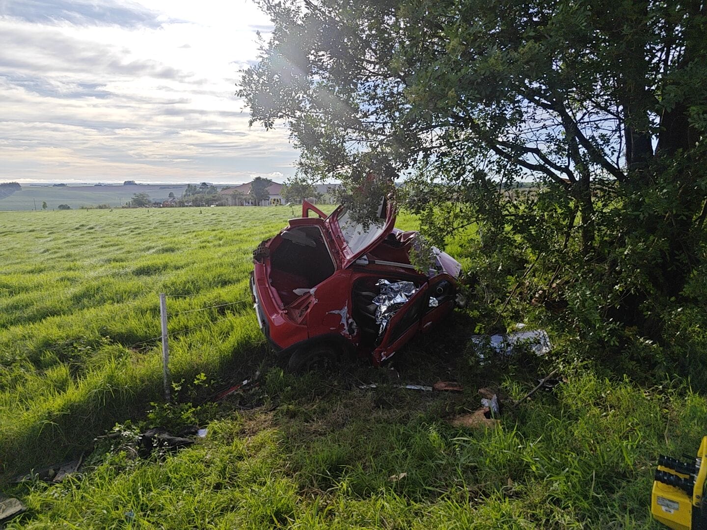 Colisão contra árvore mata dois ocupantes de carro de Marechal Cândido Rondon