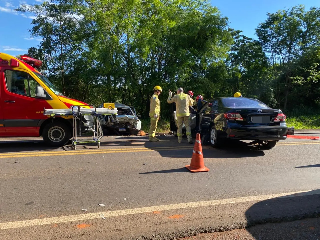 Mãe morre em batida frontal na PR-323 e filho sobrevive; acidente teve outra morte