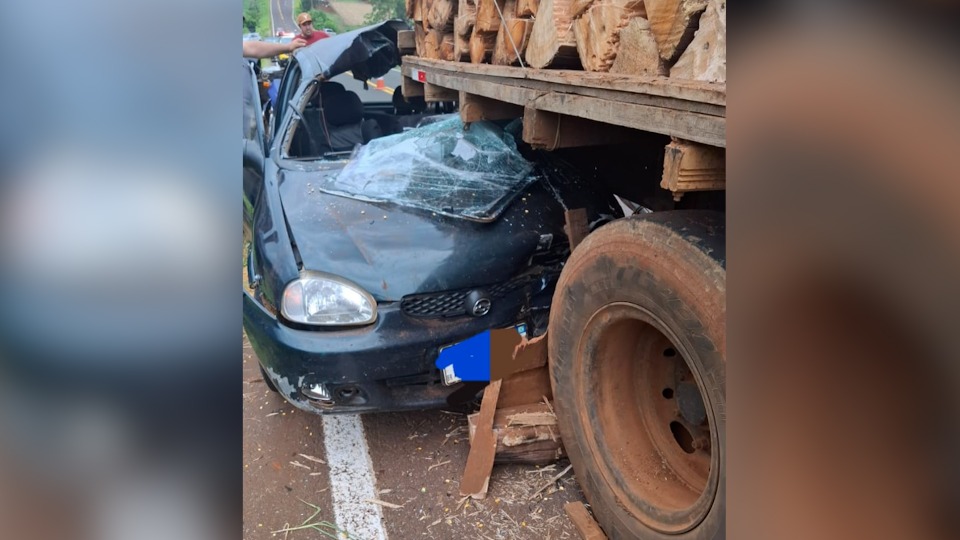 Idoso fica ferido após bater carro em caminhão parado na PR-484, em Quedas do Iguaçu