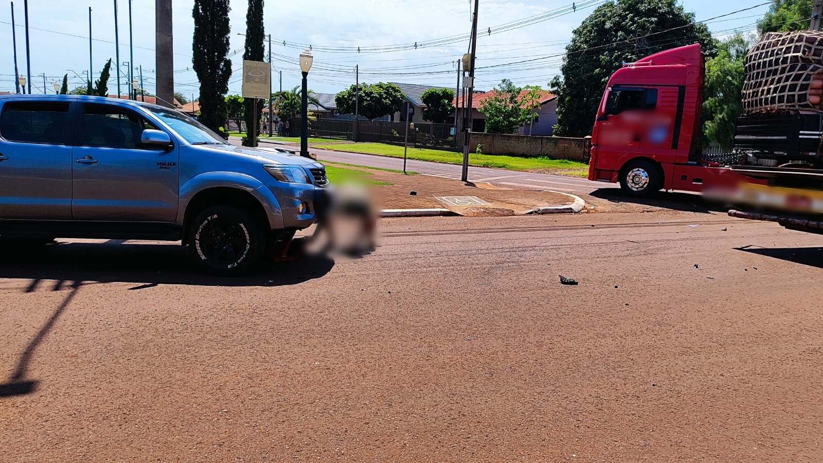 Caminhonete roda na pista após colisão com caminhão em frente ao cemitério municipal de Nova Santa Rosa