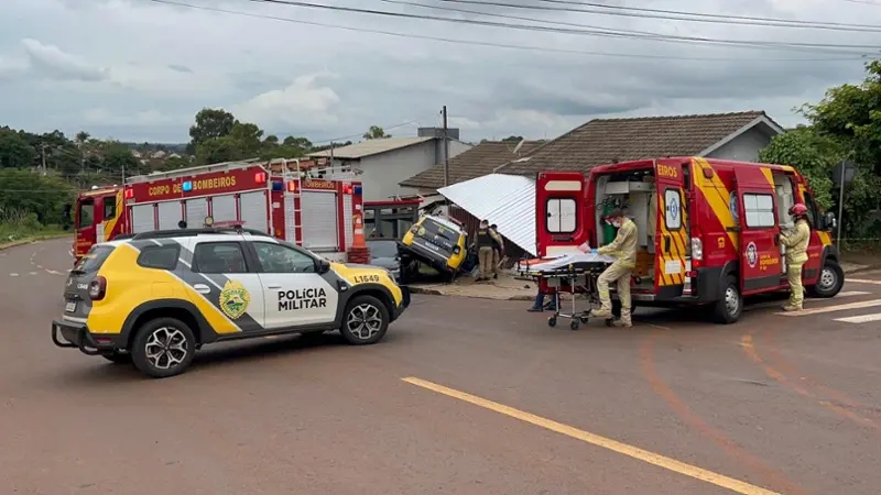 Viatura da PM bate em Corolla, atinge ponto de ônibus e casa em acidente em Cascavel