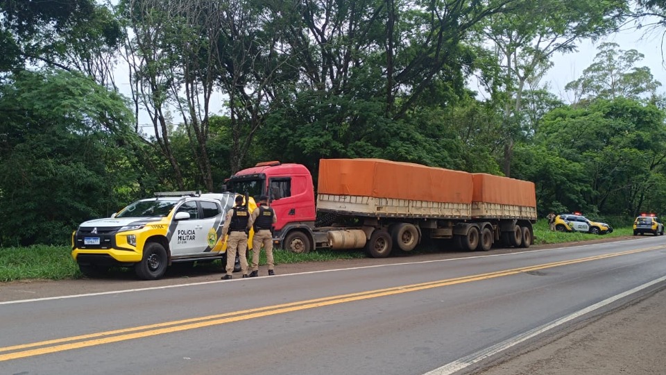 Motorista de carreta furtada em São Paulo morre em confronto com a PM na PR-323, em Umuarama