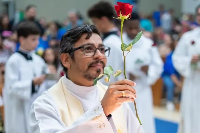 MS: Padre é encontrado morto com golpes de faca e martelo, enrolado em tapete