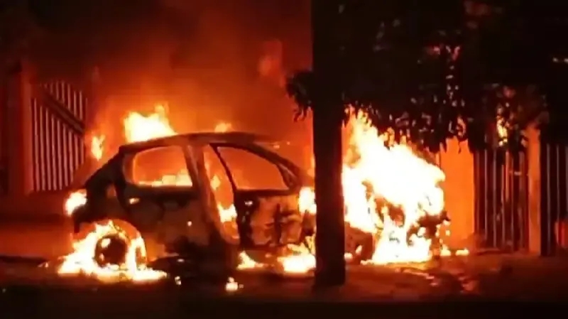 Incêndio destrói veículo Peugeot durante a madrugada em Cascavel