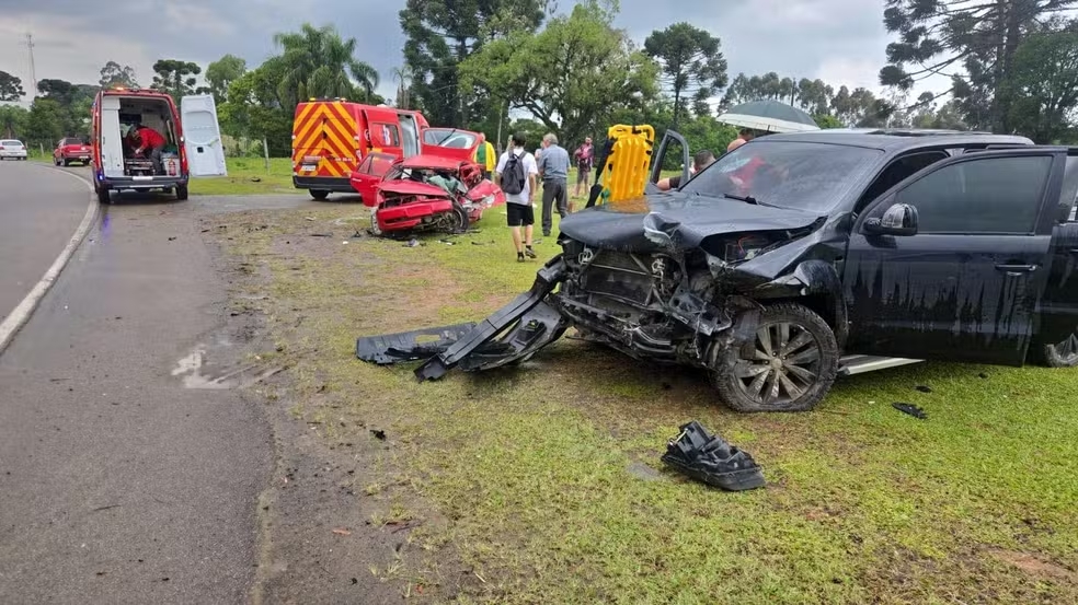 Casal morre e bebê fica em estado grave após carro onde estavam colidir com picape em SC
