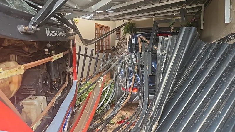 Ônibus de transporte coletivo invade garagem após ser atingido por carro em Toledo