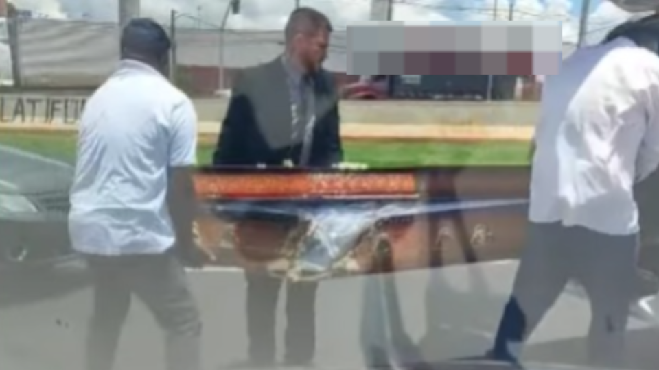 Caixão com corpo cai de carro funerário em avenida de Maringá