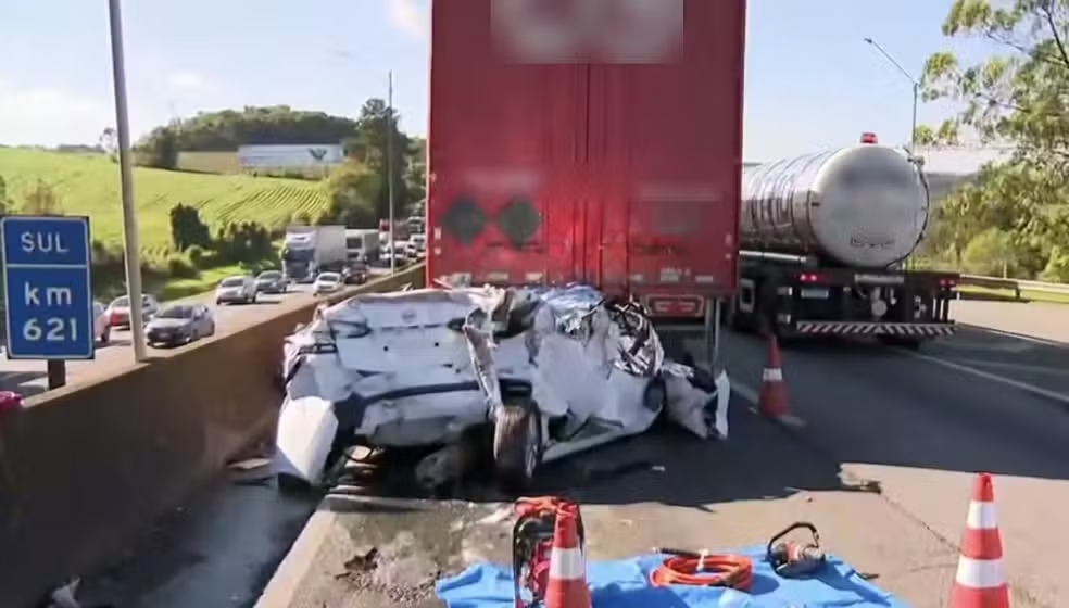 Três pessoas morrem após carro ser esmagado por caminhões na BR-376, no Paraná