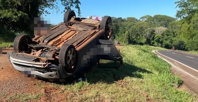 Carro tomba na “Serrinha do Belé” após motorista perder o controle na PR-467, em Marechal Rondon
