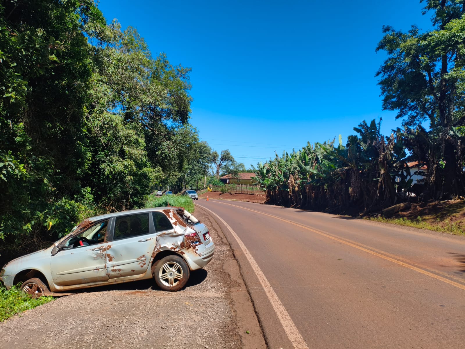 Motorista fica ferido após capotamento na PR-180, em Cascavel