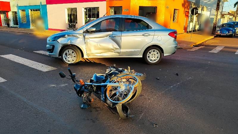 Motociclista fica ferido após colisão com entre carro e moto, em rotatória, no centro de Nova Santa Rosa