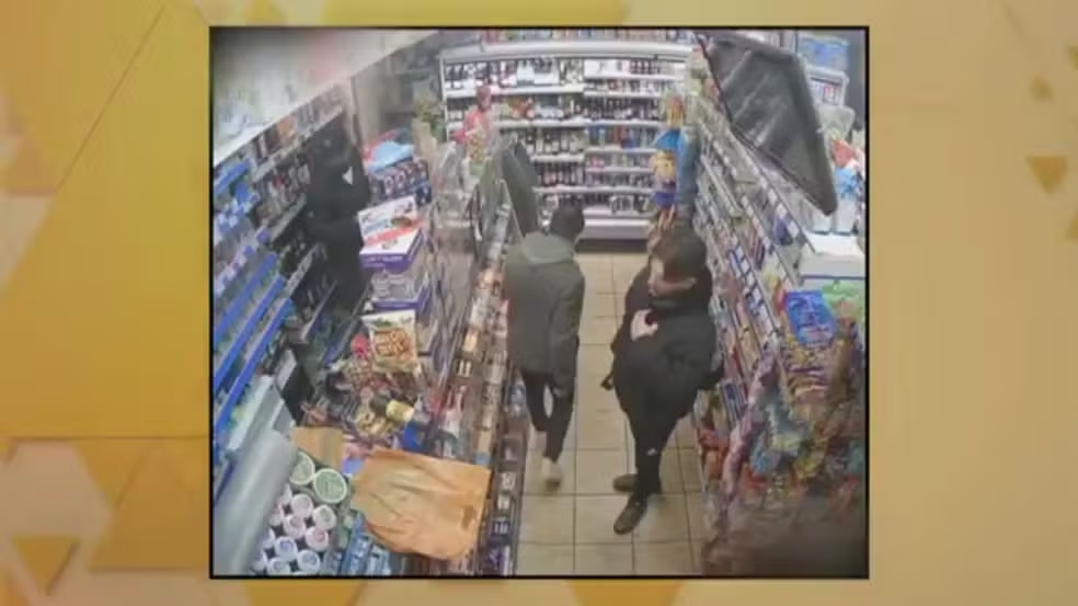 Homem acha pai desaparecido em mercado após 2 décadas de busca: 'Desculpa, acho que sou seu filho'