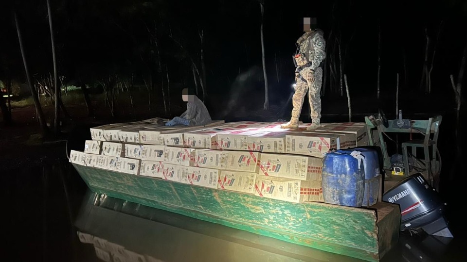 Piloto de embarcação é detido com 400 caixas de cigarros em Guaíra