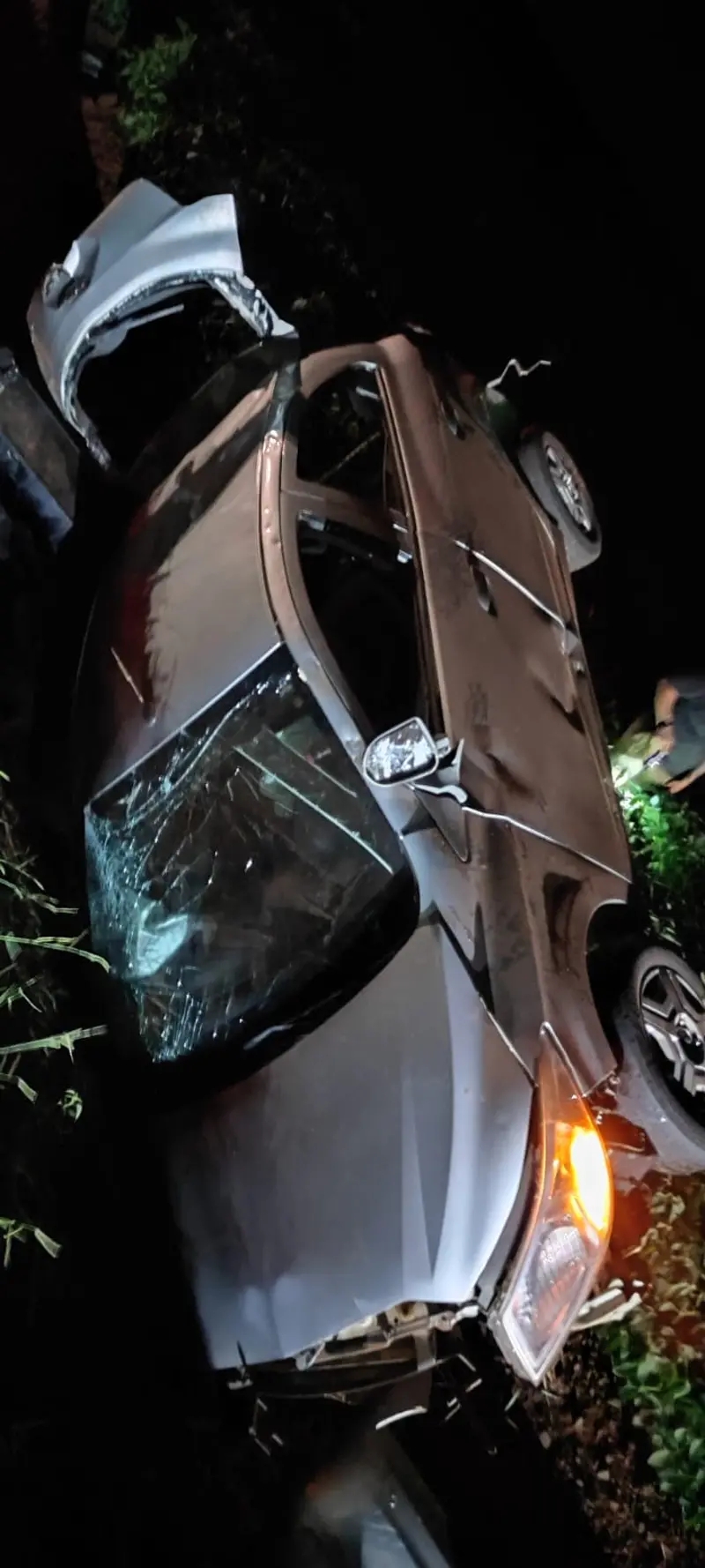 Três pessoas ficam feridas em capotamento na PR-581, entre Jotaesse e Tupãssi