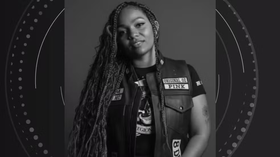 Mãe morre em acidente e motorista foge após roubar picape de pessoa que parou para ajudar, no Paraná