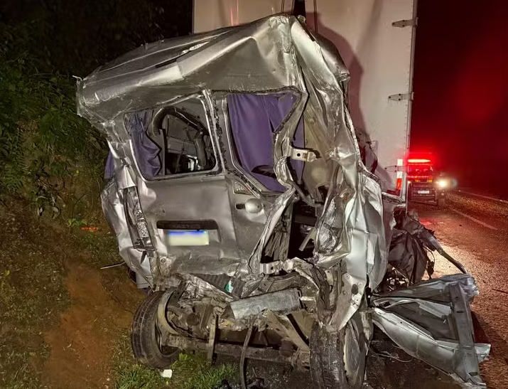 Engavetamento entre quatro caminhões, van e carro mata mulher e interdita serra do Paraná