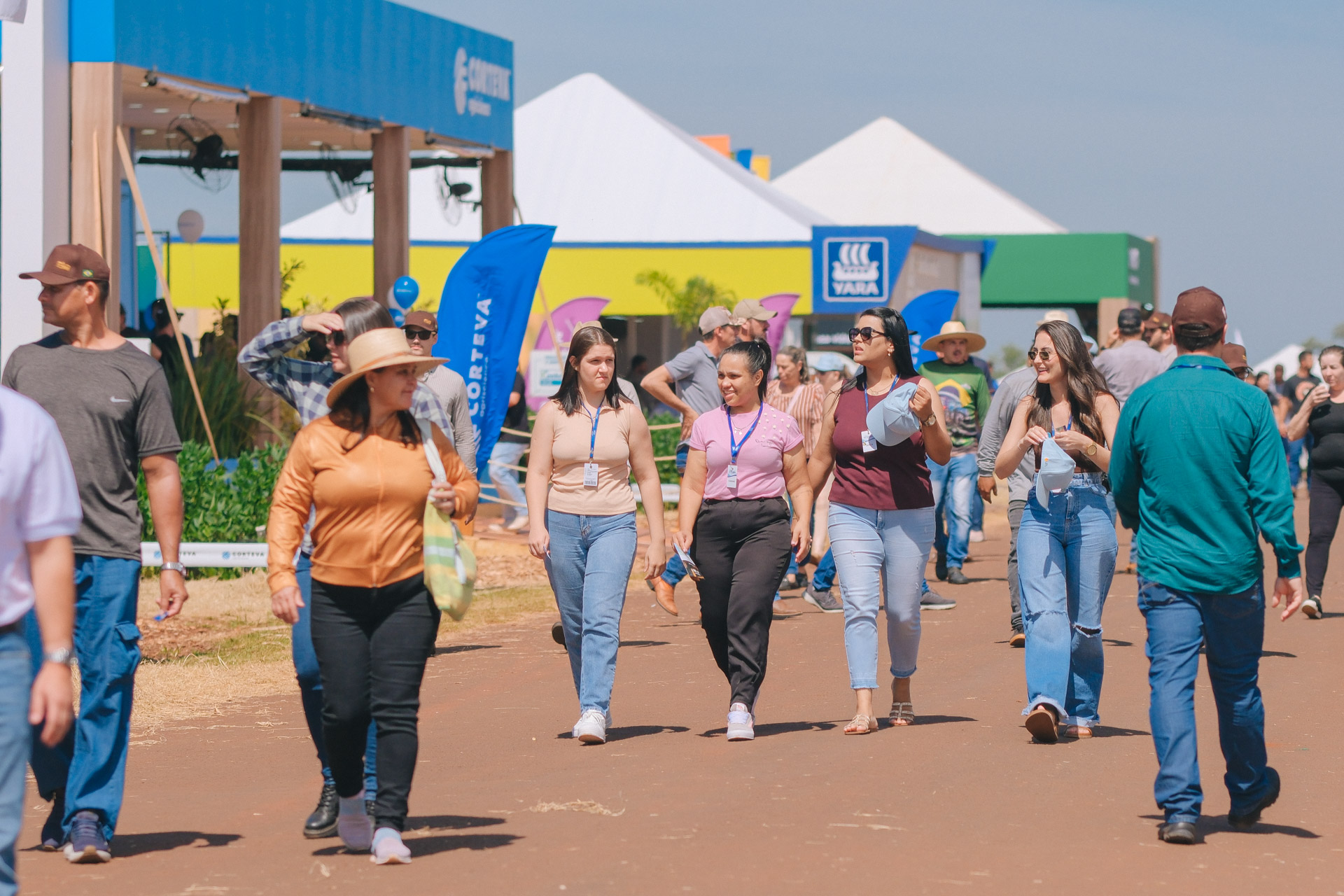 Máquinas despertam atenção de produtores no dia de campo da C.Vale