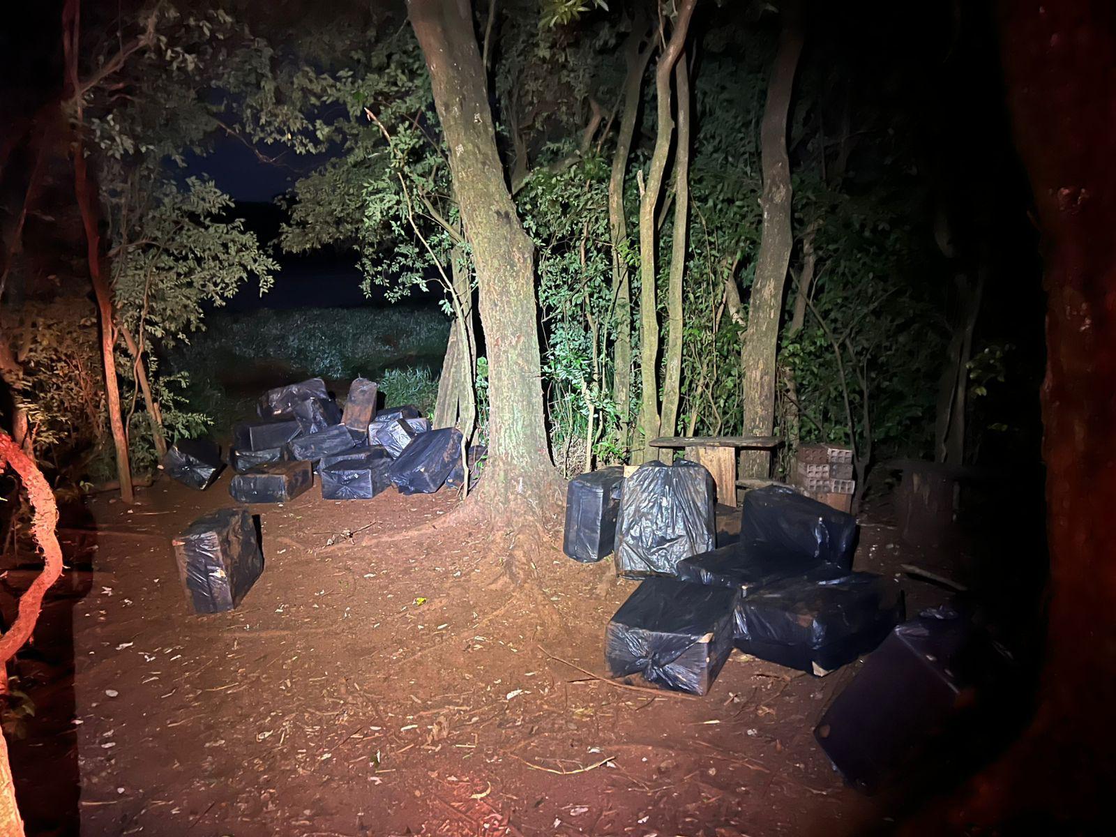 Polícia Federal e BPFron apreendem carga de cigarros paraguaios e veículos em Porto Mendes