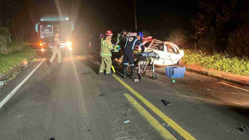 Acidente entre ônibus e carro resulta em cinco óbitos na PR-490